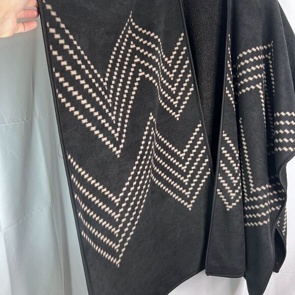 Ike Behar Black Aztec Print Blanket Shawl Sweater Cape Fuzzy Interior One Size - Picture 5 of 10